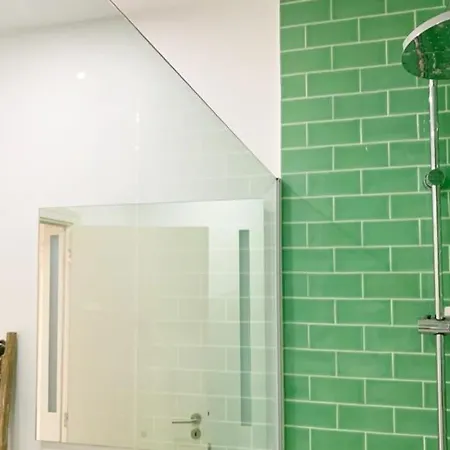 Primavera: Centre, Modern W/balcony Φουνκάλ