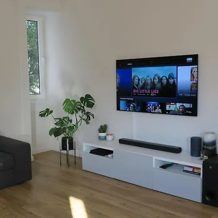 Primavera: Centre, Modern W/balcony Φουνκάλ